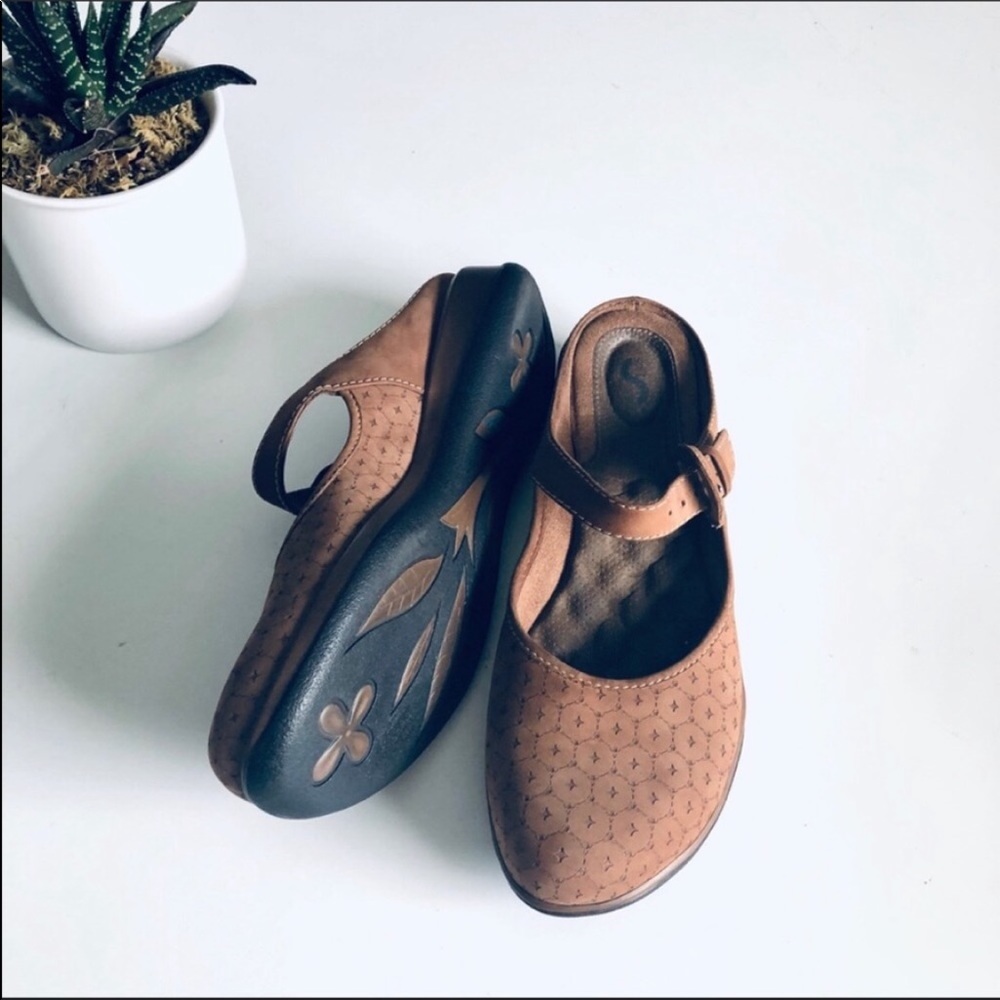 SoftWalk Mary Jane Mule Nubuck Comfort Clogs Tan